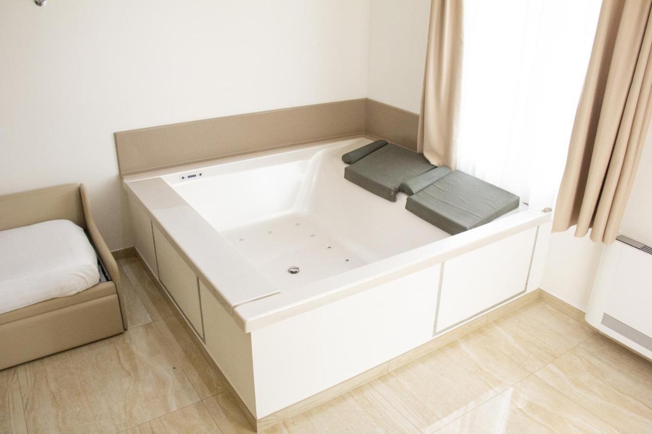 B&B Imperial Exclusive Rooms & Breakfast ปอร์โตเชซาเรโอ ภายนอก รูปภาพ